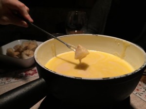 Beim Käsefondue kann man ganz einfach einen gemütlichen Abend haben