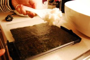 Algenblatt in den Sushi Maker einlegen und Reis einfüllen