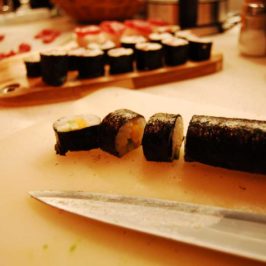 Gemeinsamer Sushi Abend: Dank diesem Sushi Set super einfach Sushi selber machen