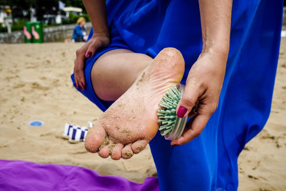 Mit dieser Strandbürste ist endlich Schluss mit lästigem Sand zwischen den Zehen