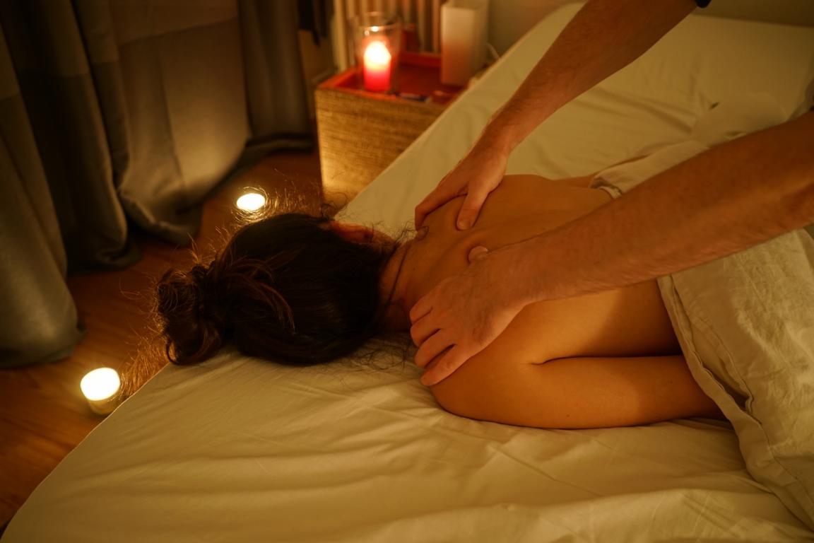 Ein Massage Set gepaart mit einer romantischen Massage ist ein tolles Geschenk für die Freundin